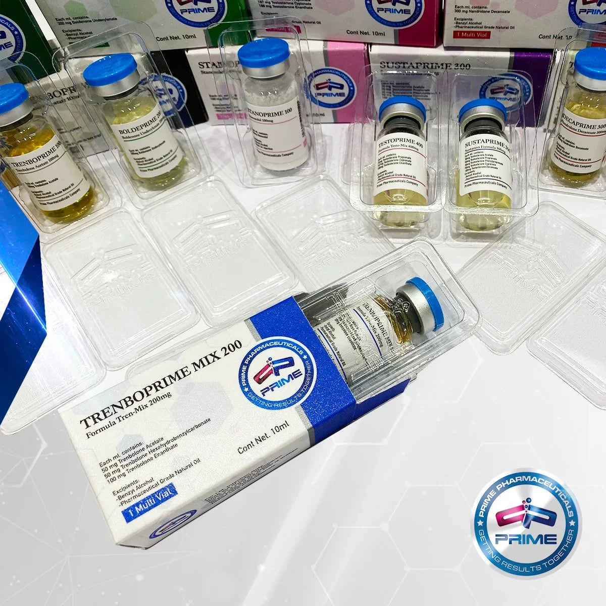 Frascos de suplementos inyectables para fitness y culturismo en cajas y bandejas plásticas.