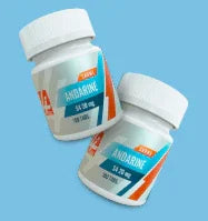 Frascos de suplemento Andarine S4 50 mg para fitness y definición sobre fondo azul.