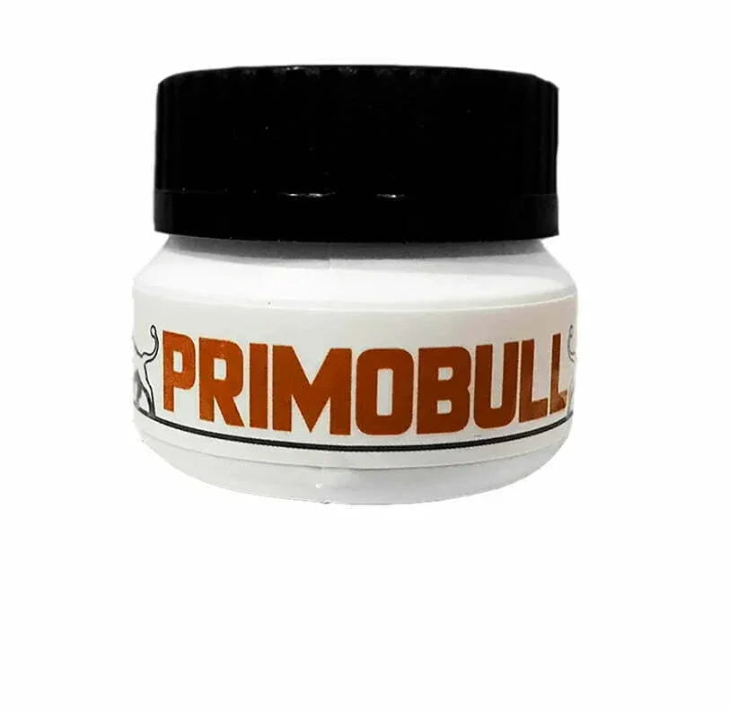 Frasco blanco con tapa negra etiquetado PRIMOBULL, suplemento para culturismo y fitness