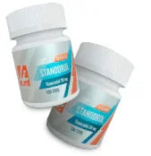 Botes de suplemento Stanodrol para culturismo, envases blancos con etiquetas azules y naranjas.