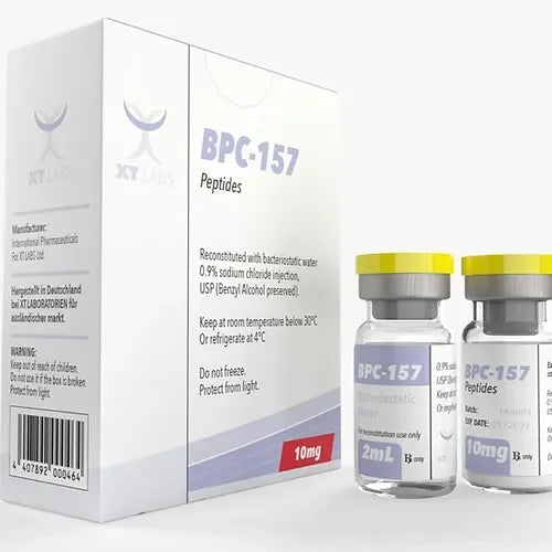 Viales de BPC-157 10mg para musculación y mejora deportiva sobre fondo blanco.